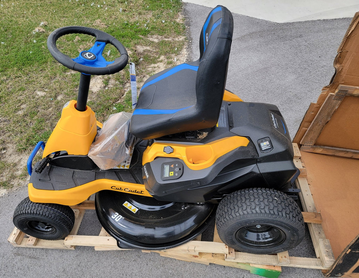 Cub Cadet CC30E 30 in. 56-Volt MAX 30 Ah Battery Riding Mower Lawn Tractor Lithium-Ion Electric Drive - resaled - Cub Cadet - 043033597307